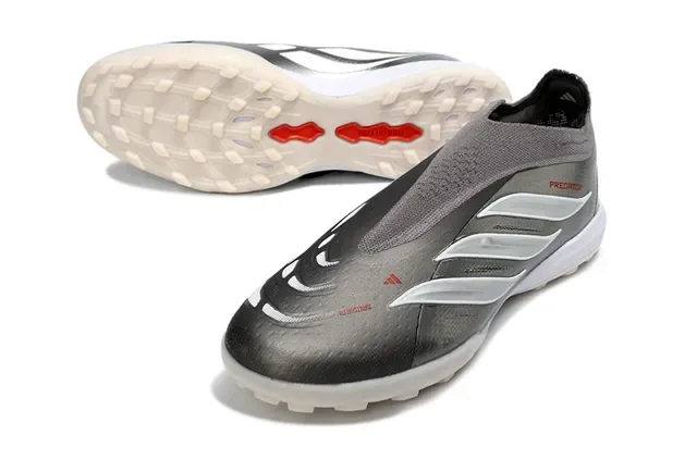 Chaussures de football Adidas Argent Rouge Métallisé Synthétique Rayures Blanches Trois Superposition Gazon 13