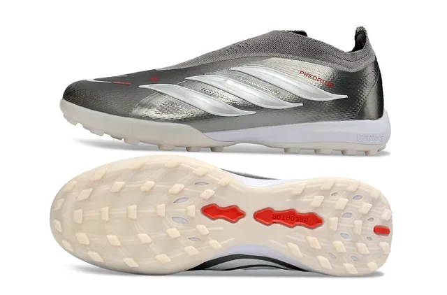 Chaussures de football Adidas Argent Rouge Métallisé Synthétique Rayures Blanches Trois Superposition Gazon 15