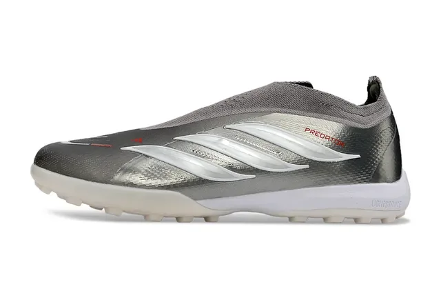 Chaussures de football Adidas Argent Rouge Métallisé Synthétique Rayures Blanches Trois Superposition Gazon 16