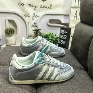 Adidas चाँदी सफेद लो टॉप पर्फोरेटेड टो लाइफस्टाइल स्नीकर