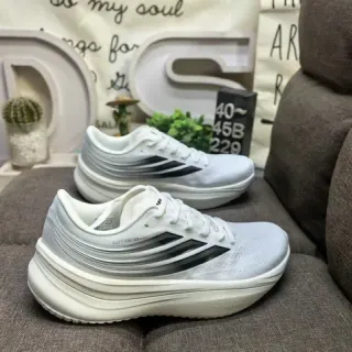 Adidas Supernova सफेद और काला लाइफस्टाइल स्नीकर
