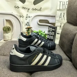 Adidas Superstar काले और Off-White लाइफस्टाइल स्नीकर