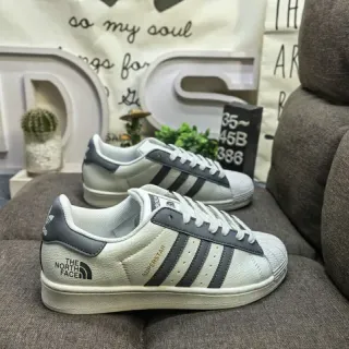 एडिडास सुपरस्टार Off-White और Gray लाइफस्टाइल स्नीकर