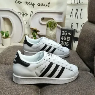 Adidas Superstar सफेद और काला लाइफस्टाइल स्नीकर