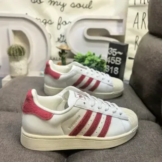 Adidas Superstar सफेद और लाल लाइफस्टाइल स्नीकर्स