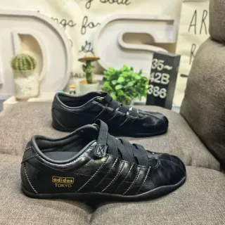 Adidas टोक्यो ब्लैक बिना लेस के तीन पट्टी लाइफस्टाइल स्नीकर