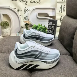 Adidas सफेद भूरा नक्काशा मिडसोल मेश-सिंथेटिक हाइब्रिड अपर लाइफस्टाइल स्नीकर्स