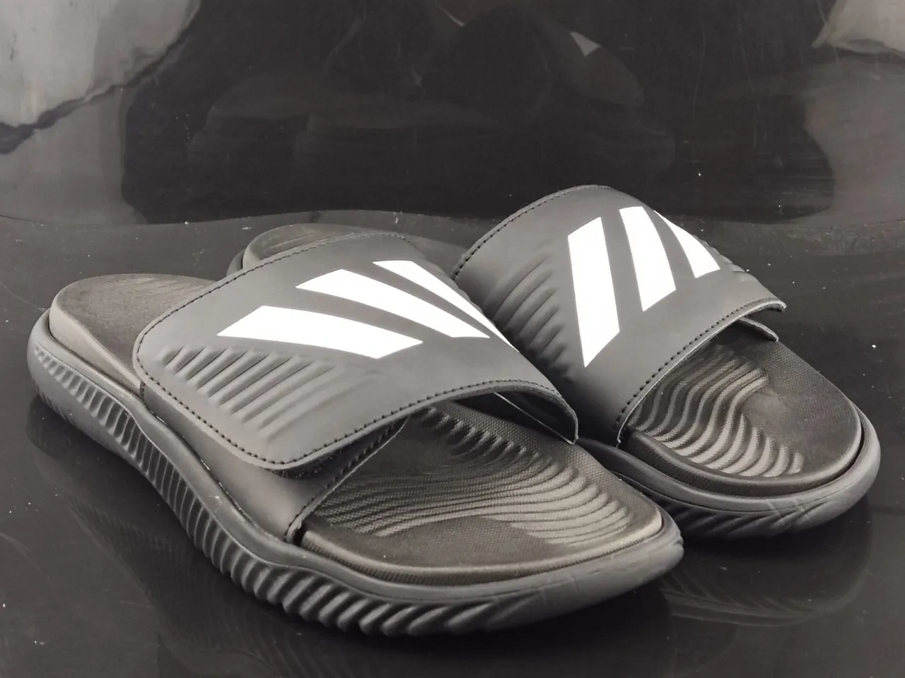 Adidas Yeezy Slide أسود أبيض لوجو نعال 2