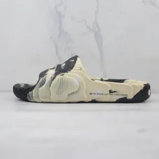 Adidas Yeezy Slide मरबल्ड क्रीम और काले स्लिपर्स
