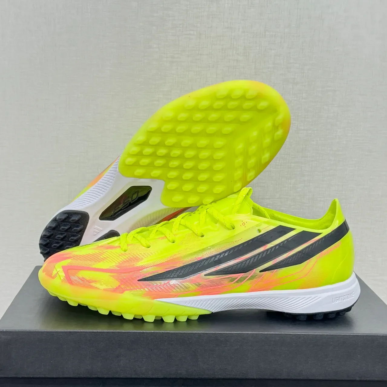 Adidas Chaussures de Football Turf Upper Jaune Multicolore Impression de Flamme Néon Noir Trois Rayures Superposition 1