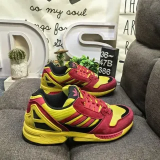 Adidas पीला लाल तीन पट्टी साइड पैनल टॉर्शन बार मिडसोल लाइफस्टाइल स्नीकर