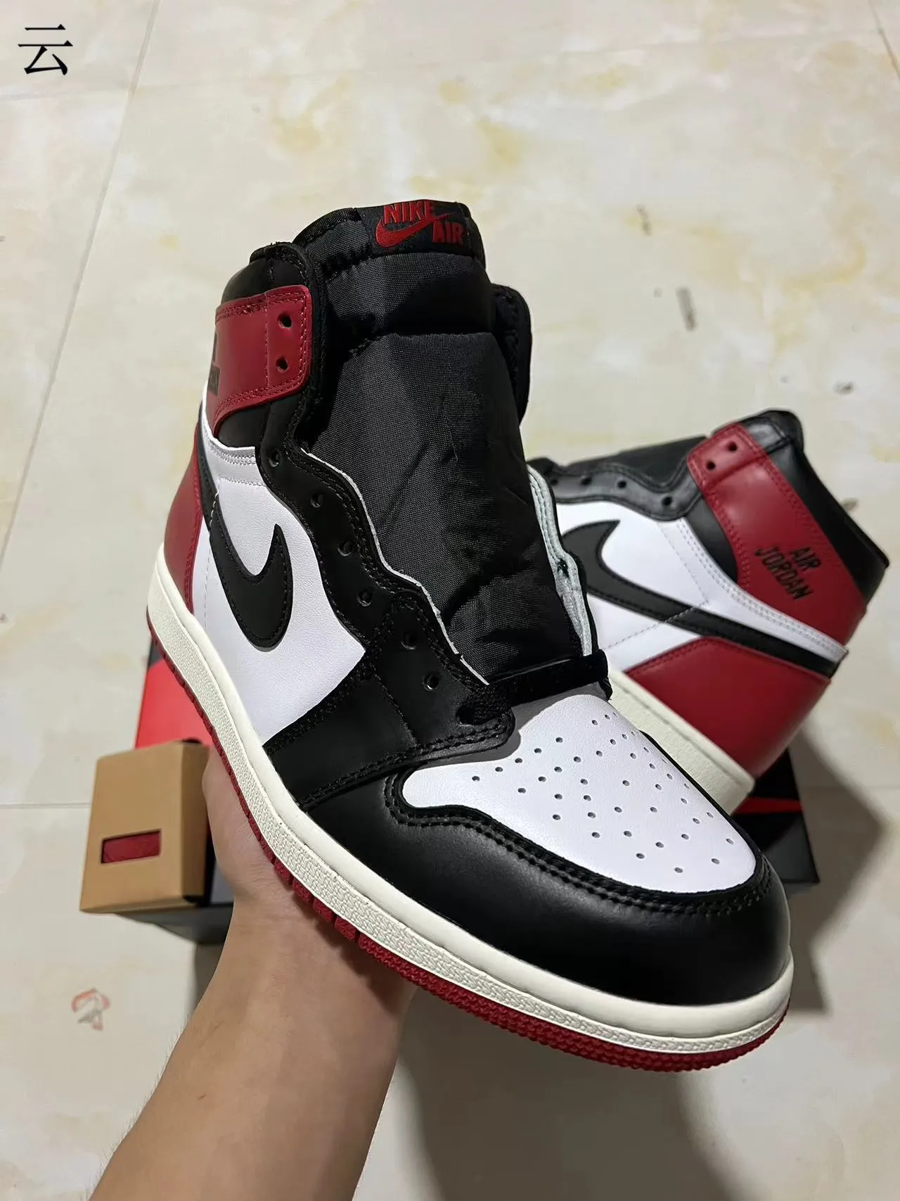 Zapatillas de baloncesto Air Jordan 1 de caña alta con paneles de cuero en negro y rojo 2