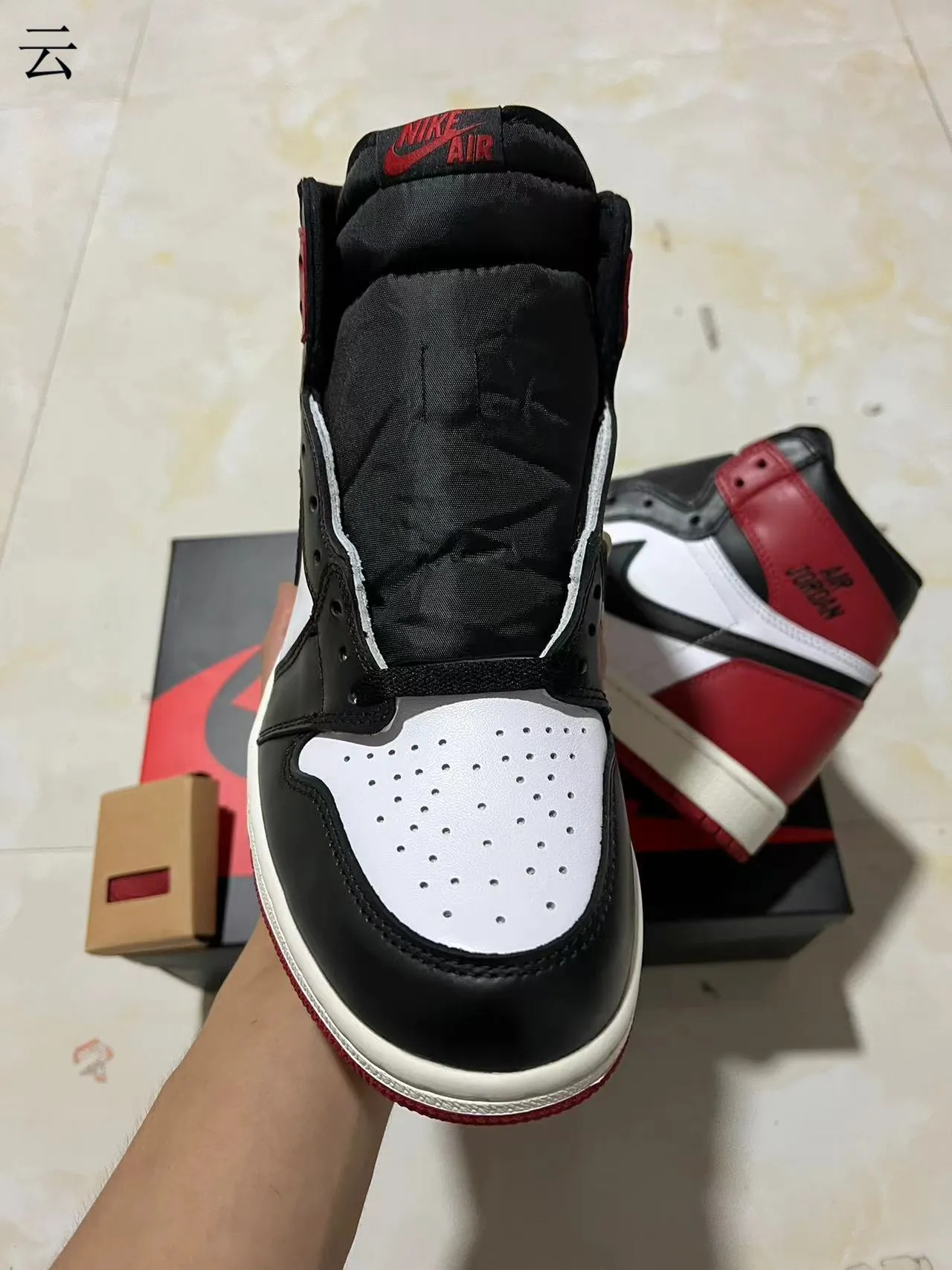 Zapatillas de baloncesto Air Jordan 1 de caña alta con paneles de cuero en negro y rojo 3