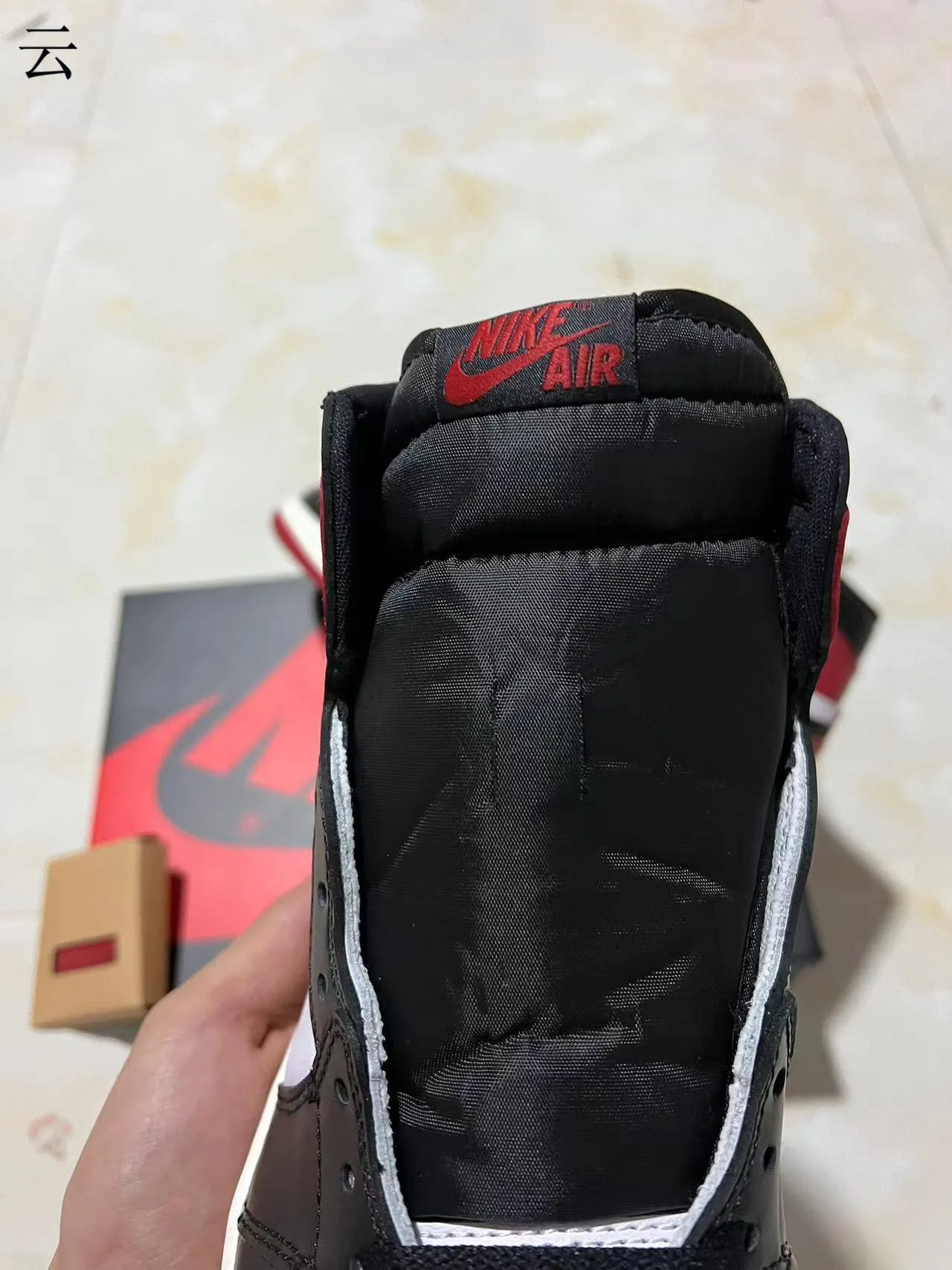 Zapatillas de baloncesto Air Jordan 1 de caña alta con paneles de cuero en negro y rojo 4