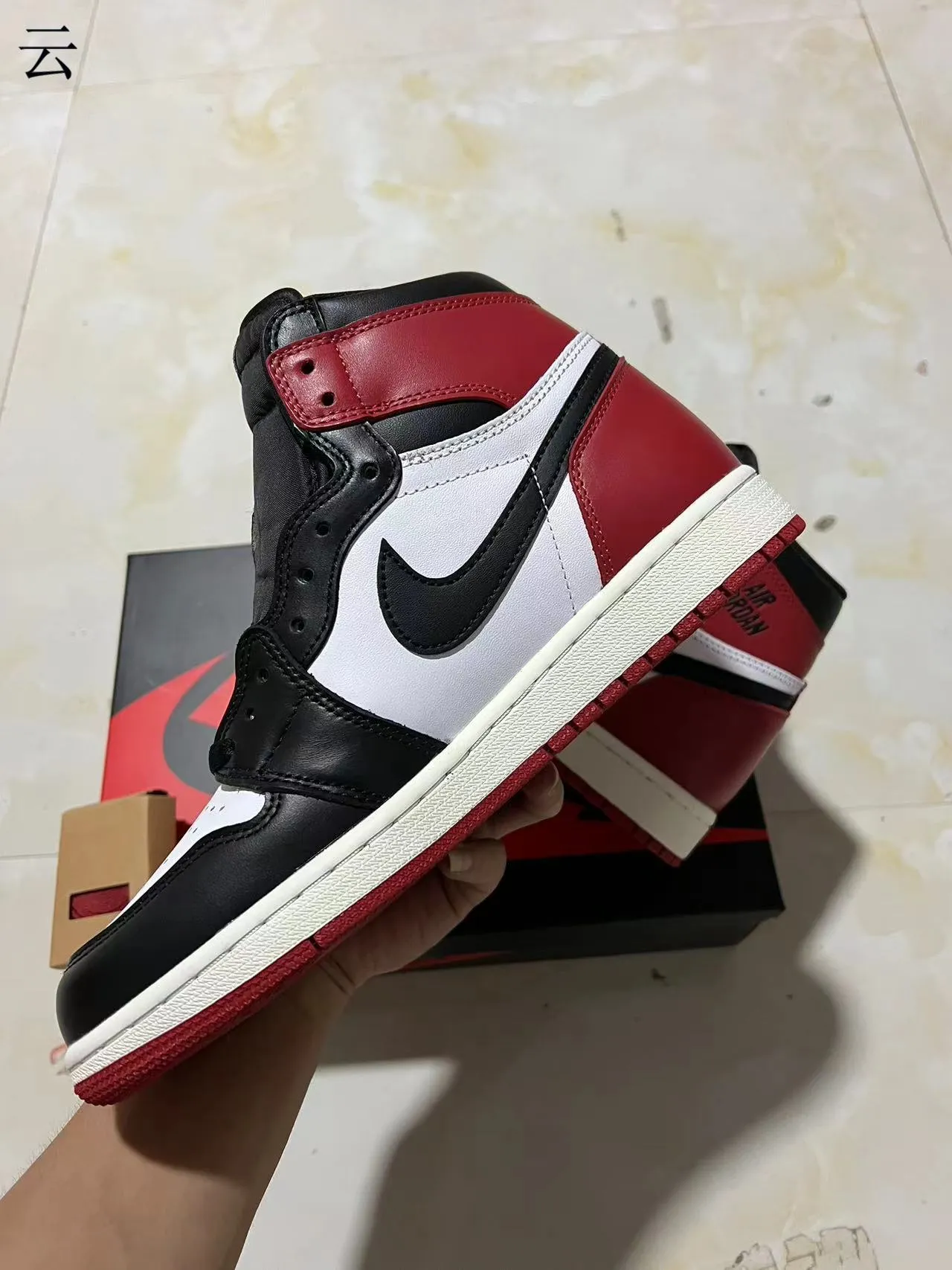 Zapatillas de baloncesto Air Jordan 1 de caña alta con paneles de cuero en negro y rojo 5