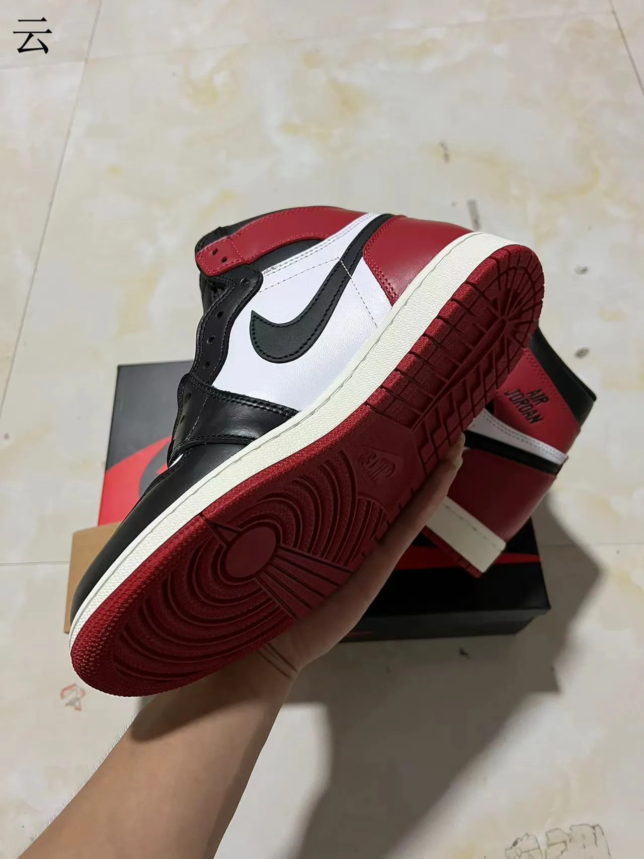 Zapatillas de baloncesto Air Jordan 1 de caña alta con paneles de cuero en negro y rojo 6