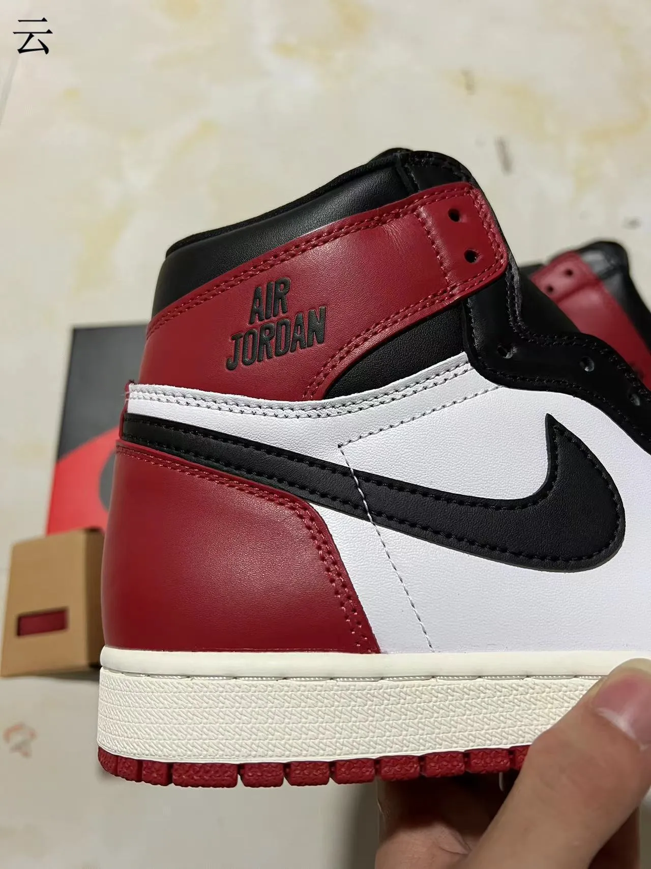 Zapatillas de baloncesto Air Jordan 1 de caña alta con paneles de cuero en negro y rojo 7