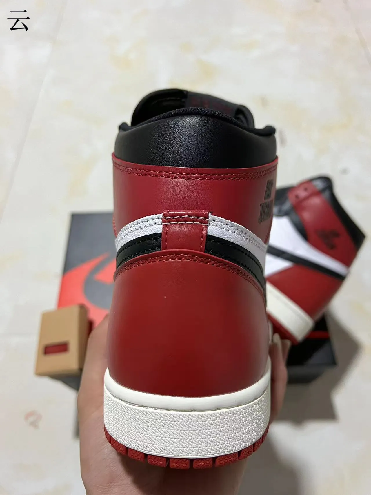 Zapatillas de baloncesto Air Jordan 1 de caña alta con paneles de cuero en negro y rojo 8