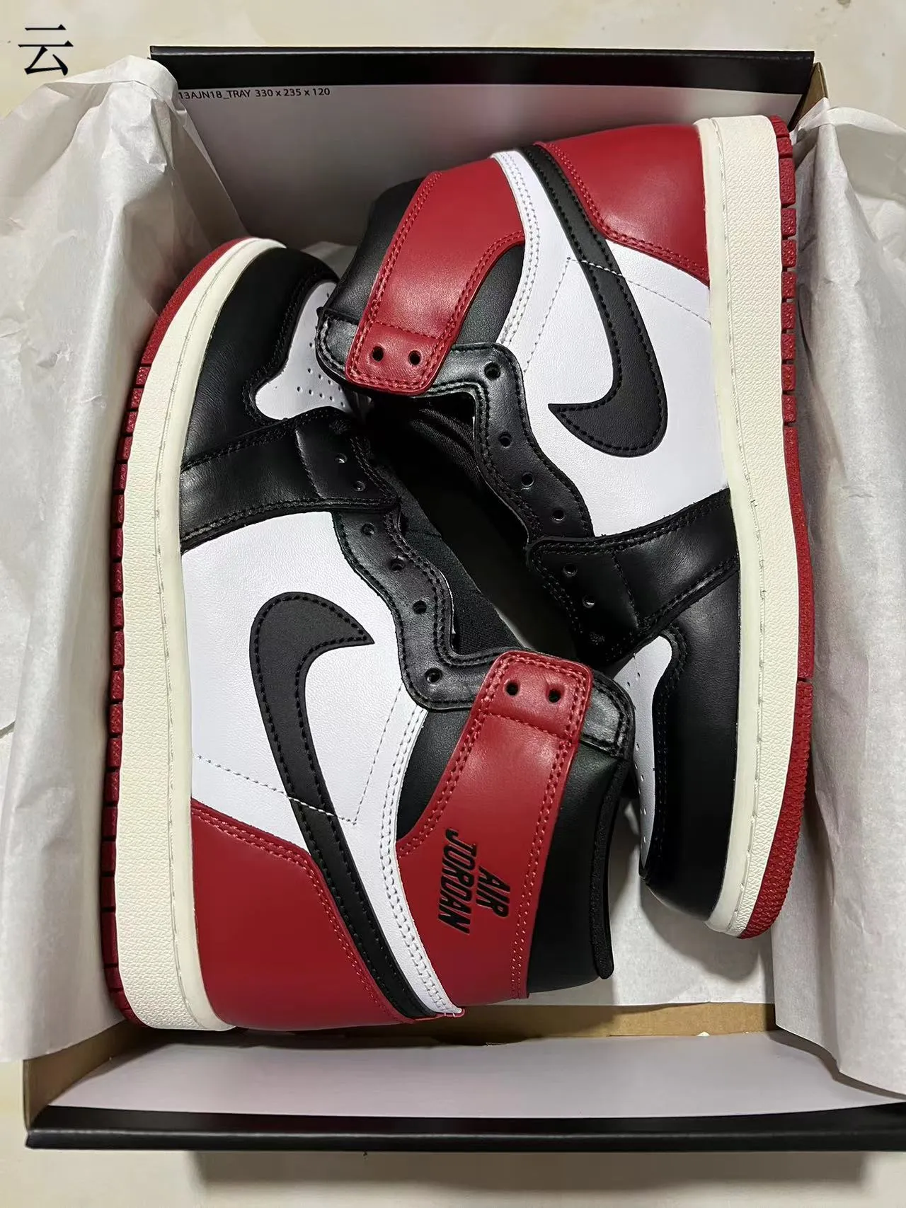 Zapatillas de baloncesto Air Jordan 1 de caña alta con paneles de cuero en negro y rojo 9