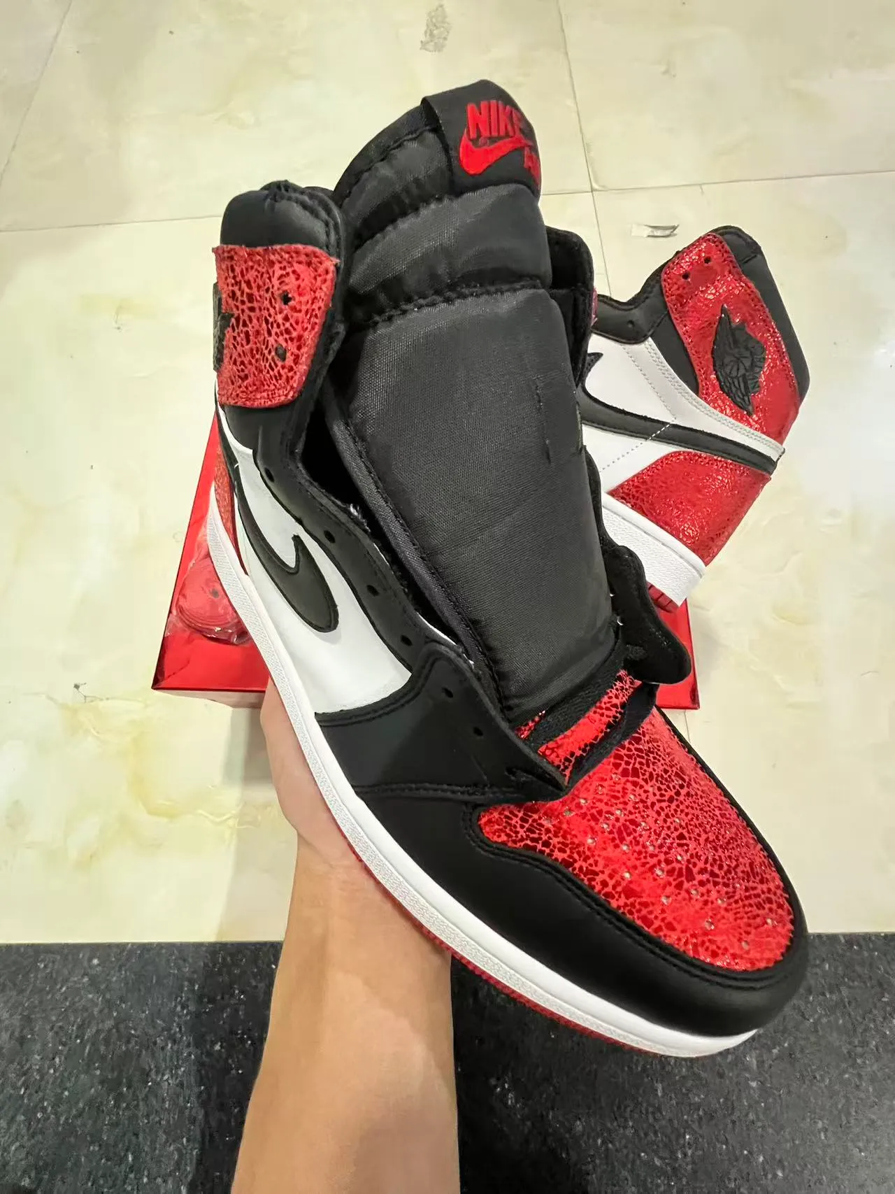 Chaussures de basketball Air Jordan 1 High peau de serpent rouge noir blanc 2