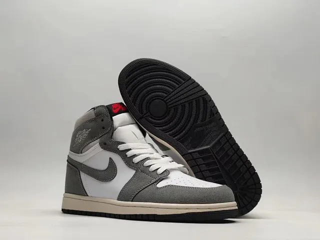 Chaussures de basketball montantes Air Jordan 1 grises et blanches 2