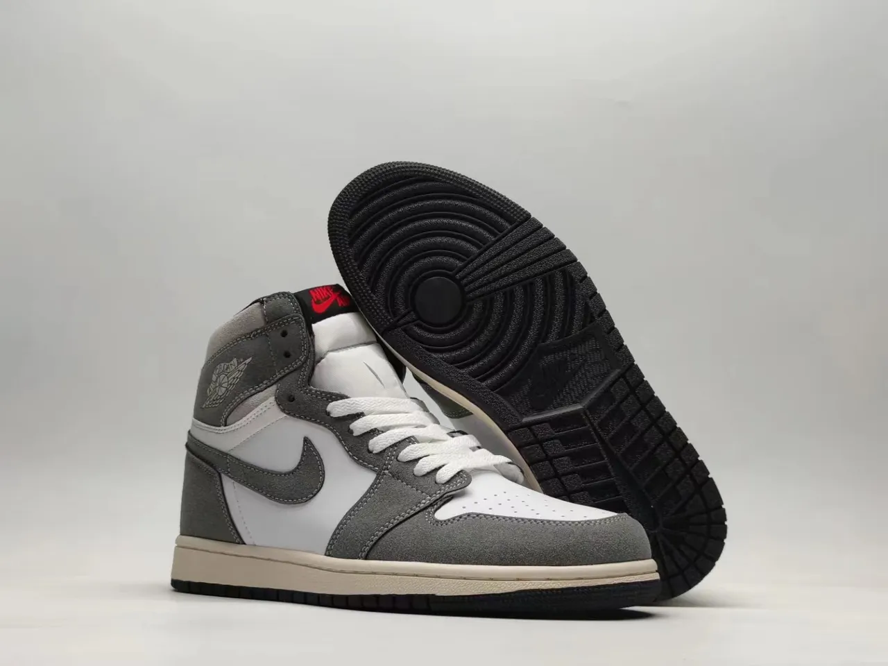 Chaussures de basketball montantes Air Jordan 1 grises et blanches 3