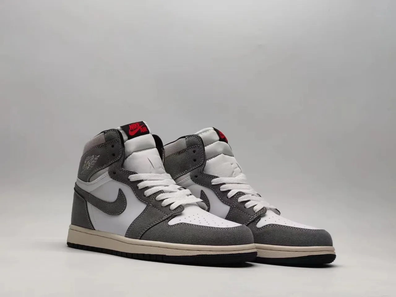 Chaussures de basketball montantes Air Jordan 1 grises et blanches 4