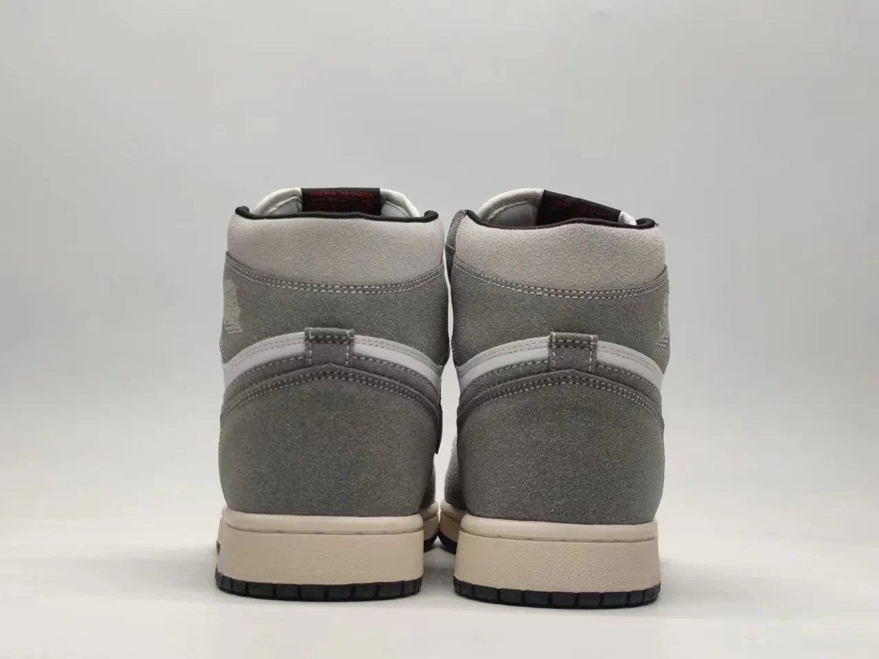 Chaussures de basketball montantes Air Jordan 1 grises et blanches 5