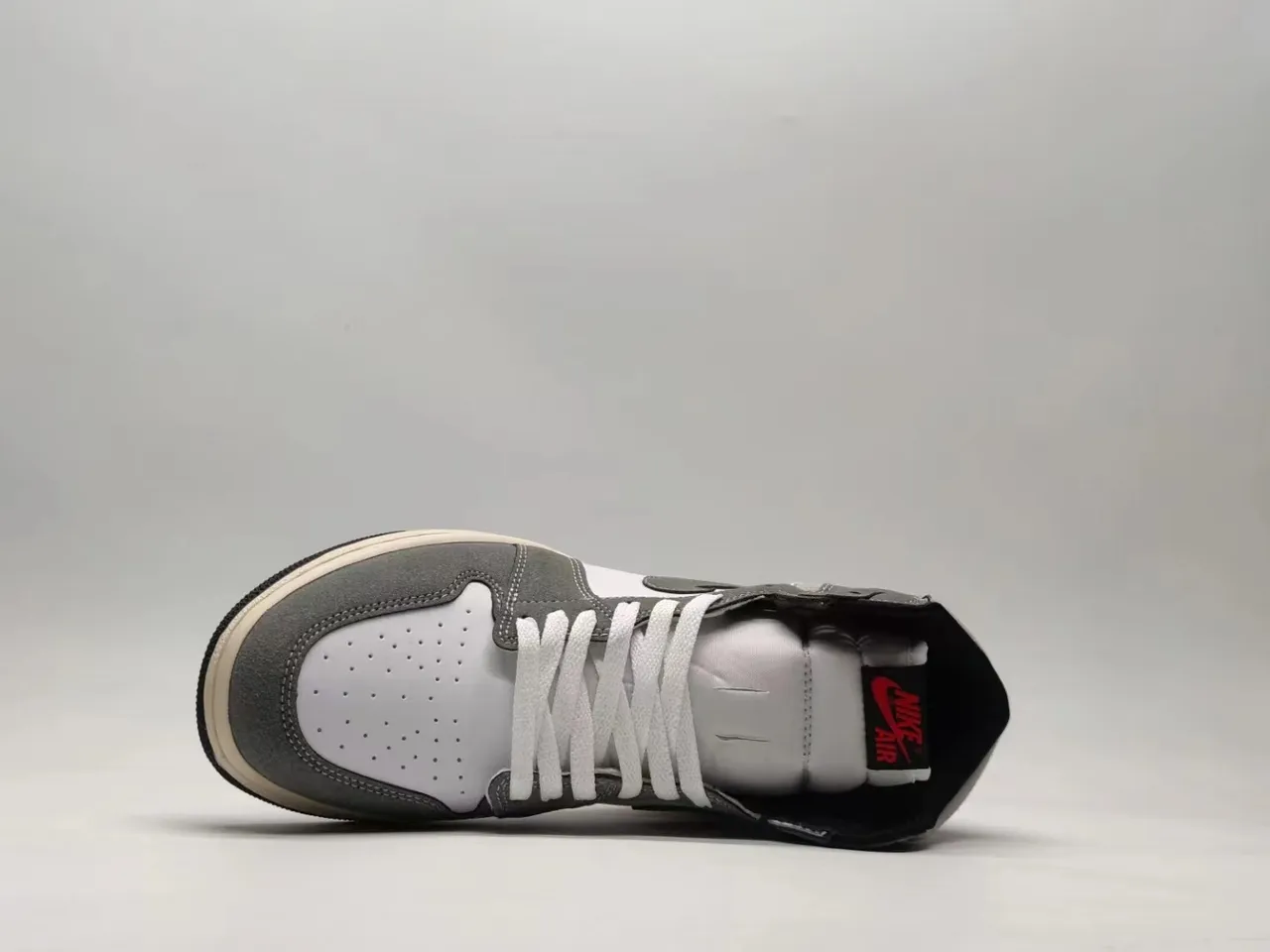 Chaussures de basketball montantes Air Jordan 1 grises et blanches 6