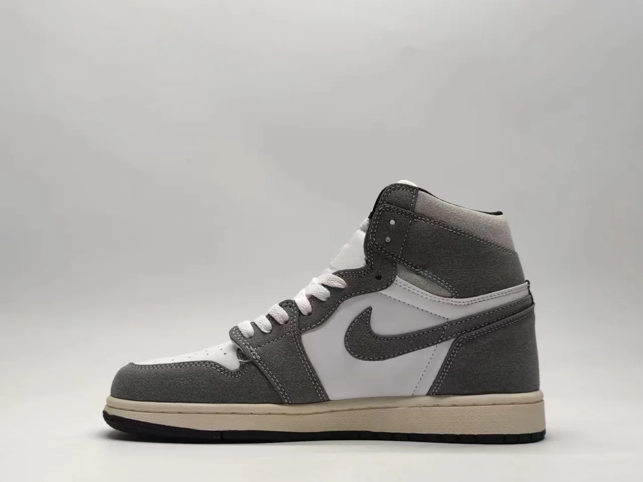 Chaussures de basketball montantes Air Jordan 1 grises et blanches 7