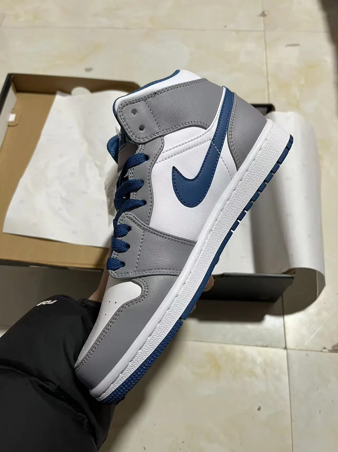 Chaussures de basketball Air Jordan 1 High blanc gris bleu marine 3