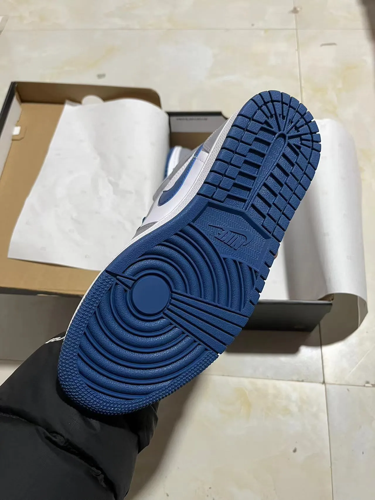 Chaussures de basketball Air Jordan 1 High blanc gris bleu marine 4