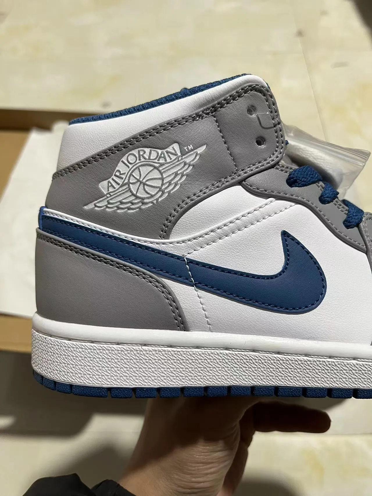 Chaussures de basketball Air Jordan 1 High blanc gris bleu marine 6