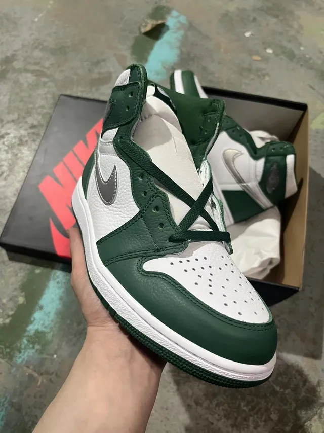 Tênis de basquete Air Jordan 1 High branco e verde com Metallic Swoosh 2