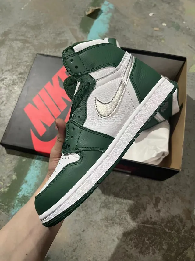 Tênis de basquete Air Jordan 1 High branco e verde com Metallic Swoosh 3