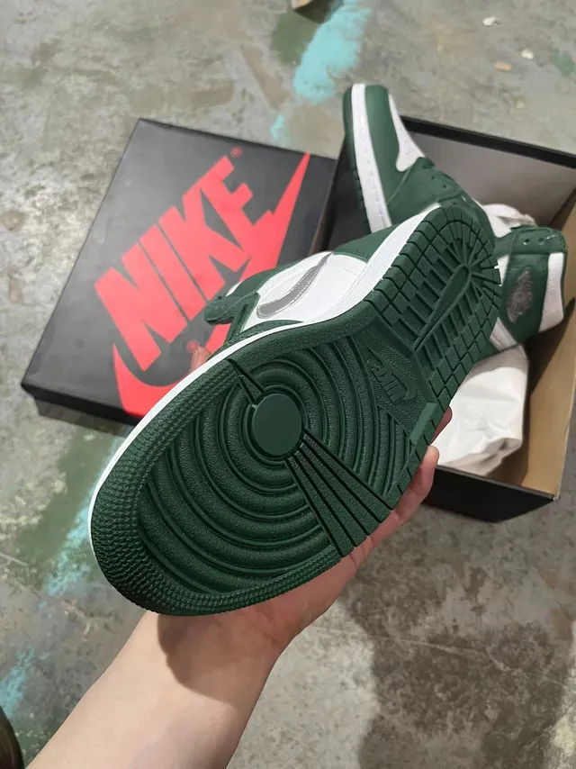 Tênis de basquete Air Jordan 1 High branco e verde com Metallic Swoosh 4