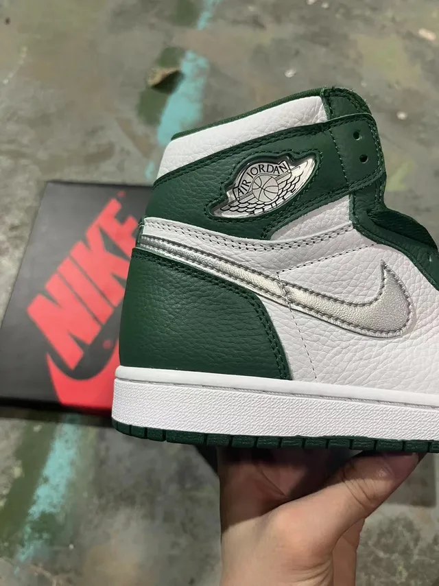 Tênis de basquete Air Jordan 1 High branco e verde com Metallic Swoosh 5
