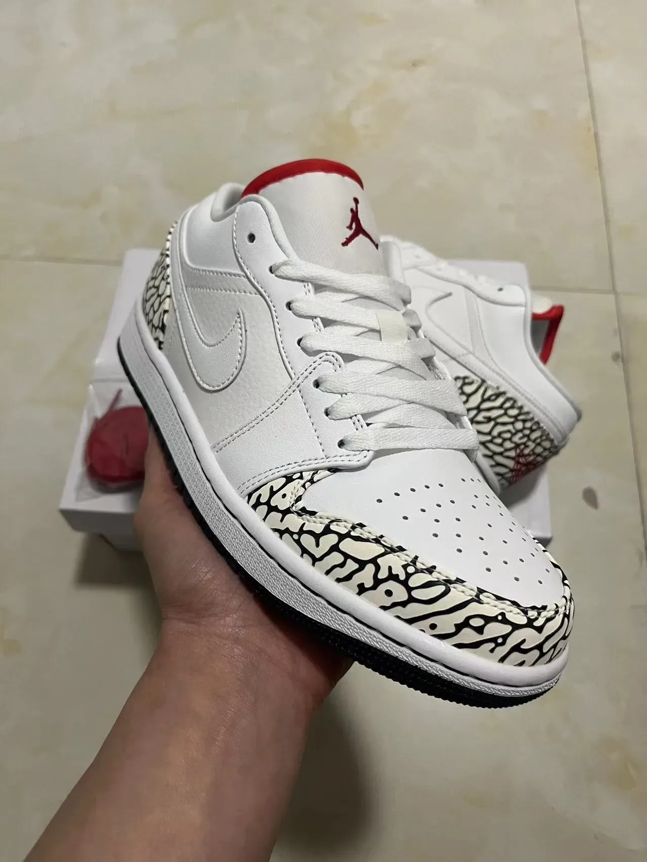 Air Jordan 1 Low Elephant Print Branco Preto Vermelho Tênis Lifestyle 2