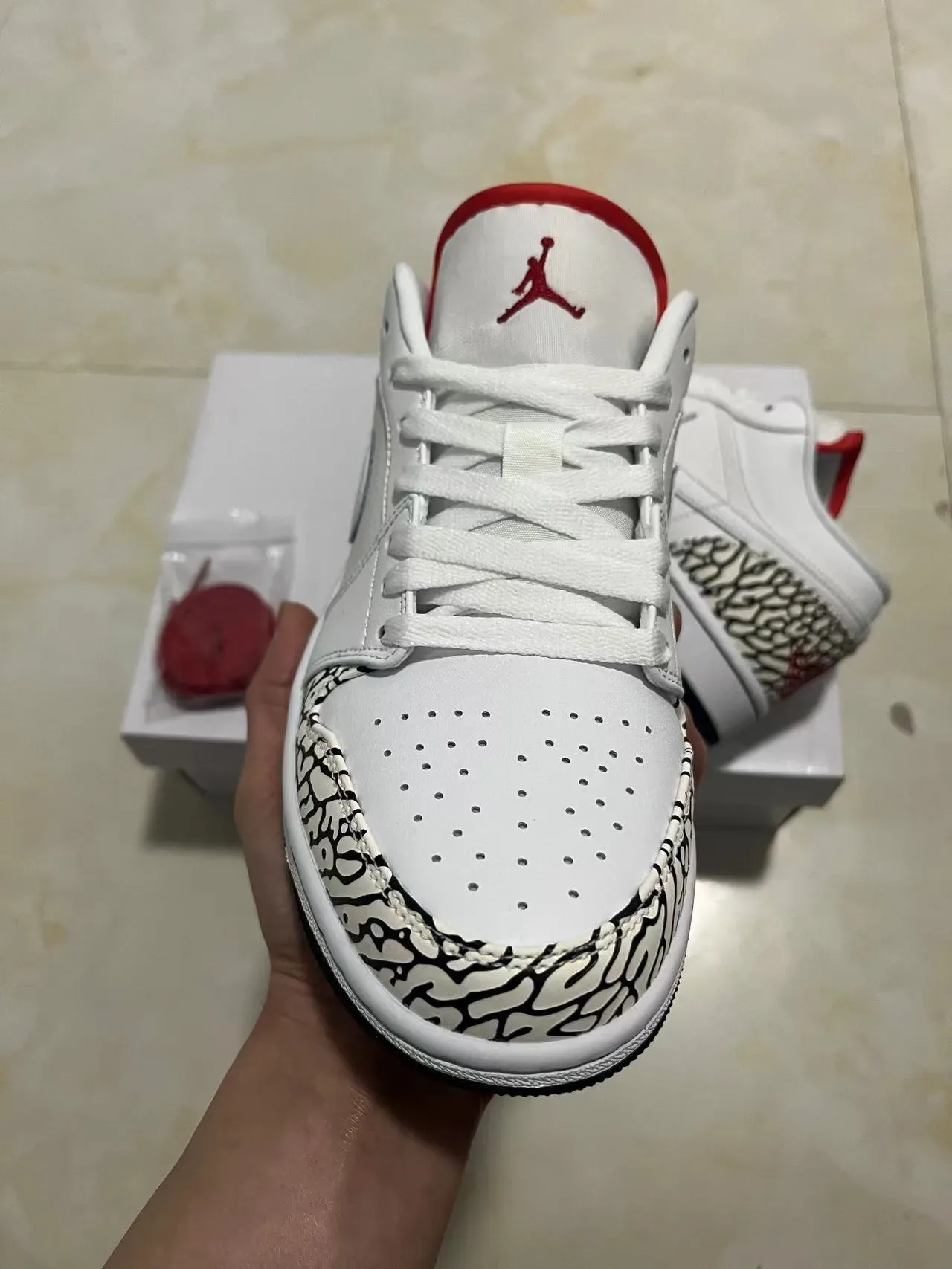 Air Jordan 1 Low Elephant Print Branco Preto Vermelho Tênis Lifestyle 3