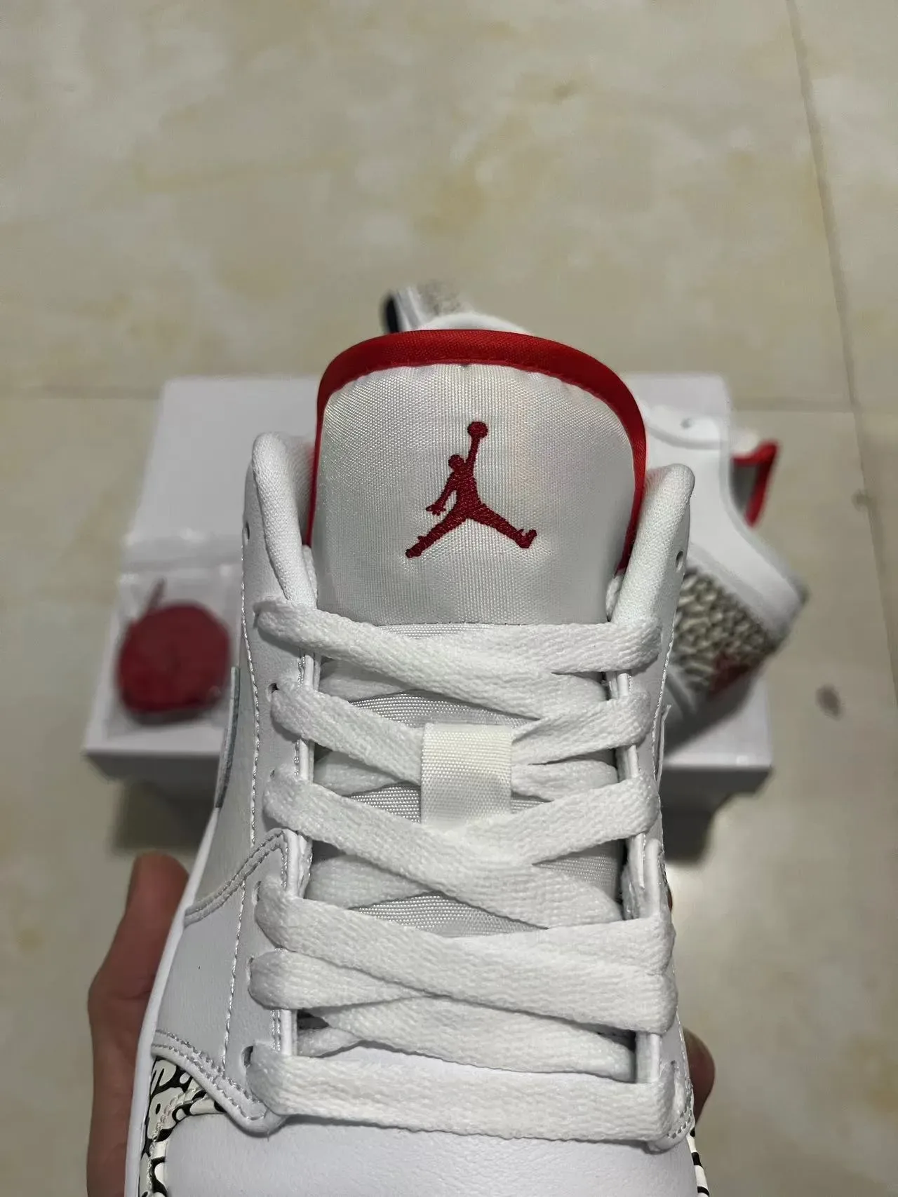 Air Jordan 1 Low Elephant Print Branco Preto Vermelho Tênis Lifestyle 4