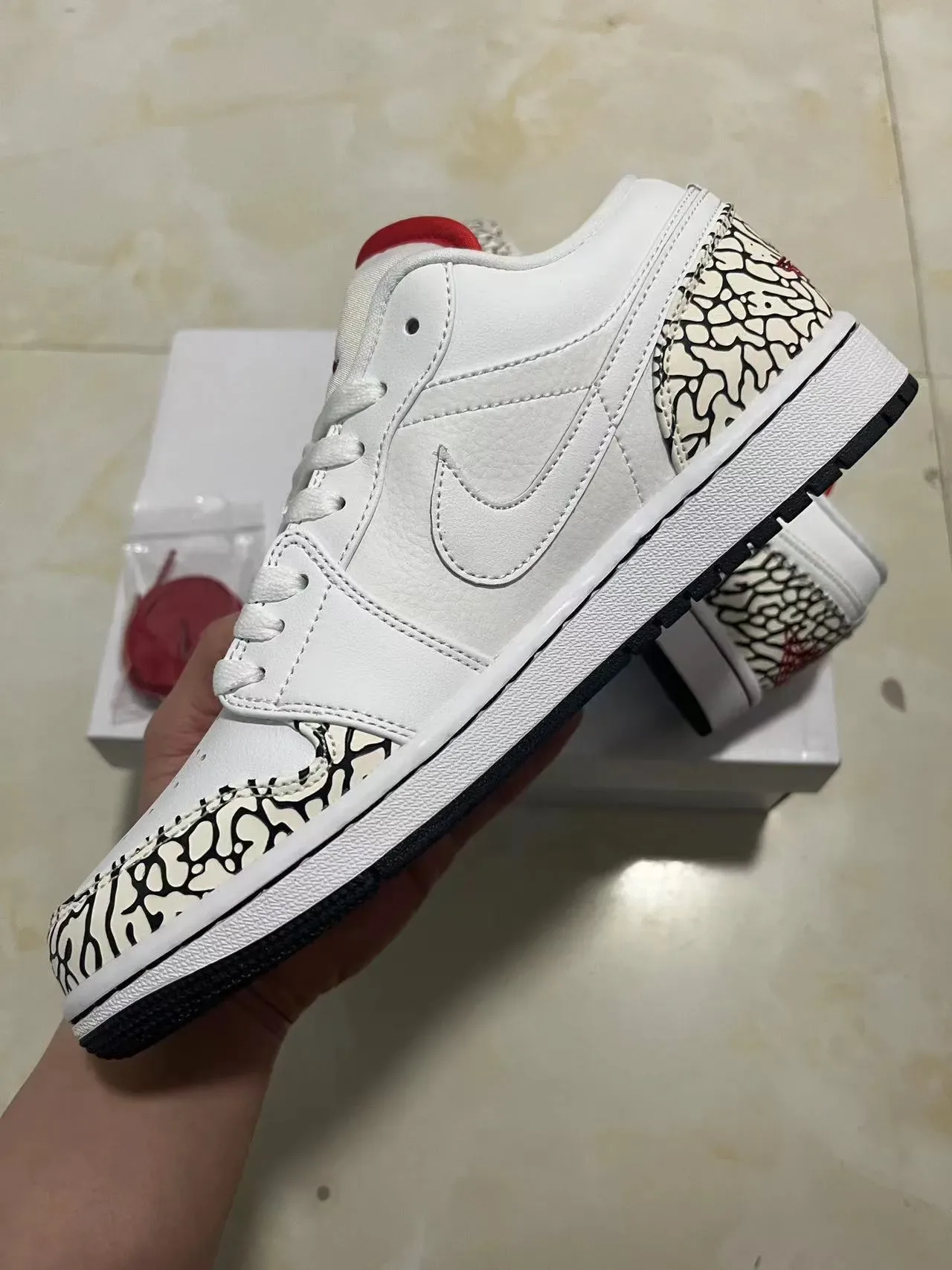 Air Jordan 1 Low Elephant Print Branco Preto Vermelho Tênis Lifestyle 5