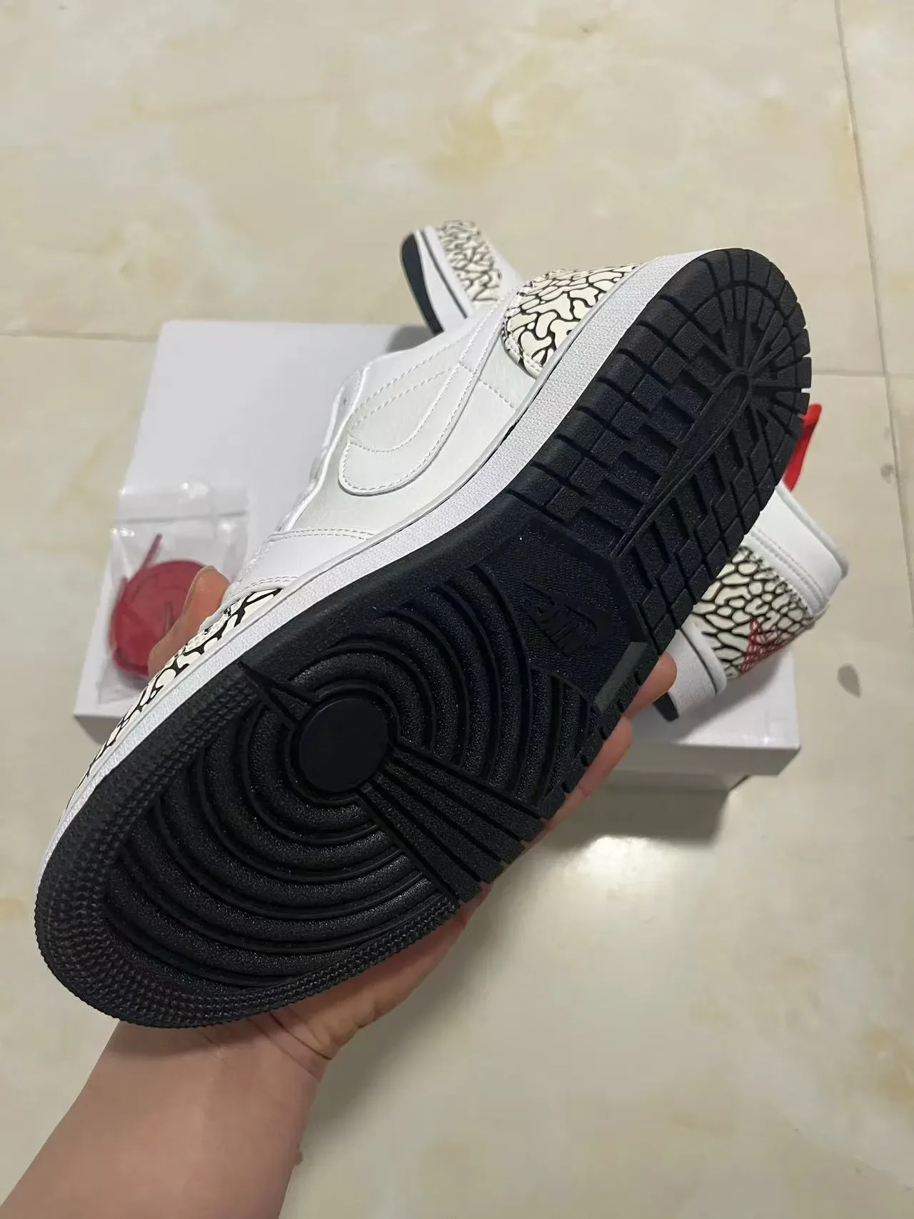 Air Jordan 1 Low Elephant Print Branco Preto Vermelho Tênis Lifestyle 6