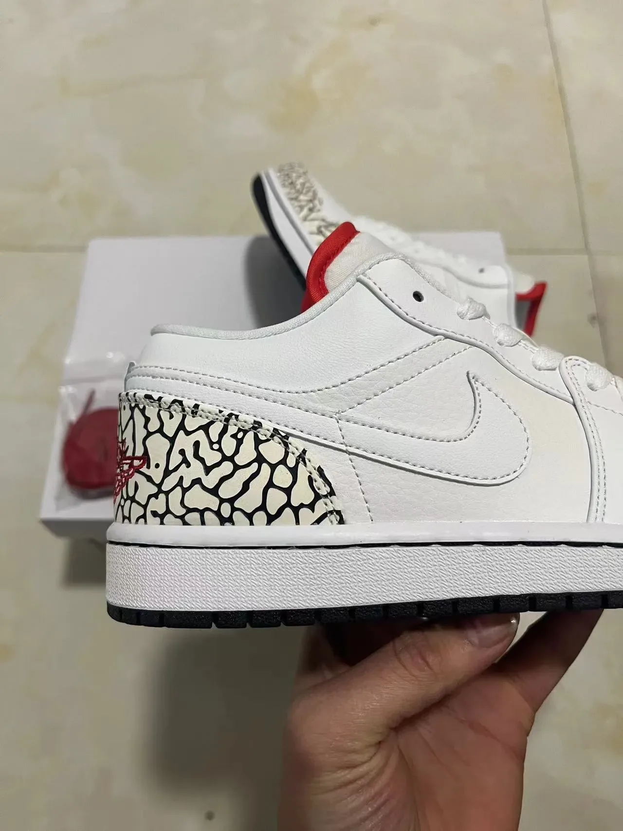 Air Jordan 1 Low Elephant Print Branco Preto Vermelho Tênis Lifestyle 7