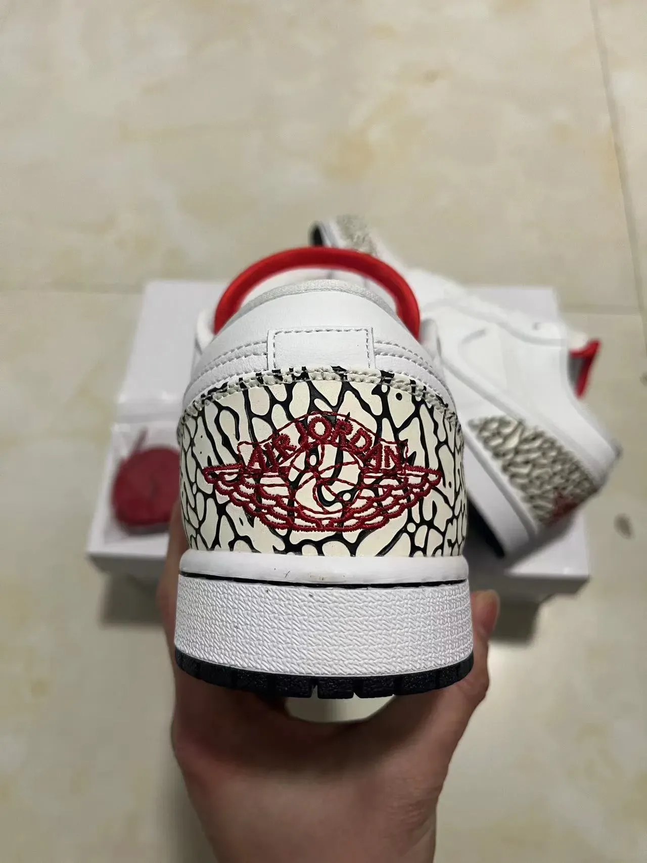 Air Jordan 1 Low Elephant Print Branco Preto Vermelho Tênis Lifestyle 8