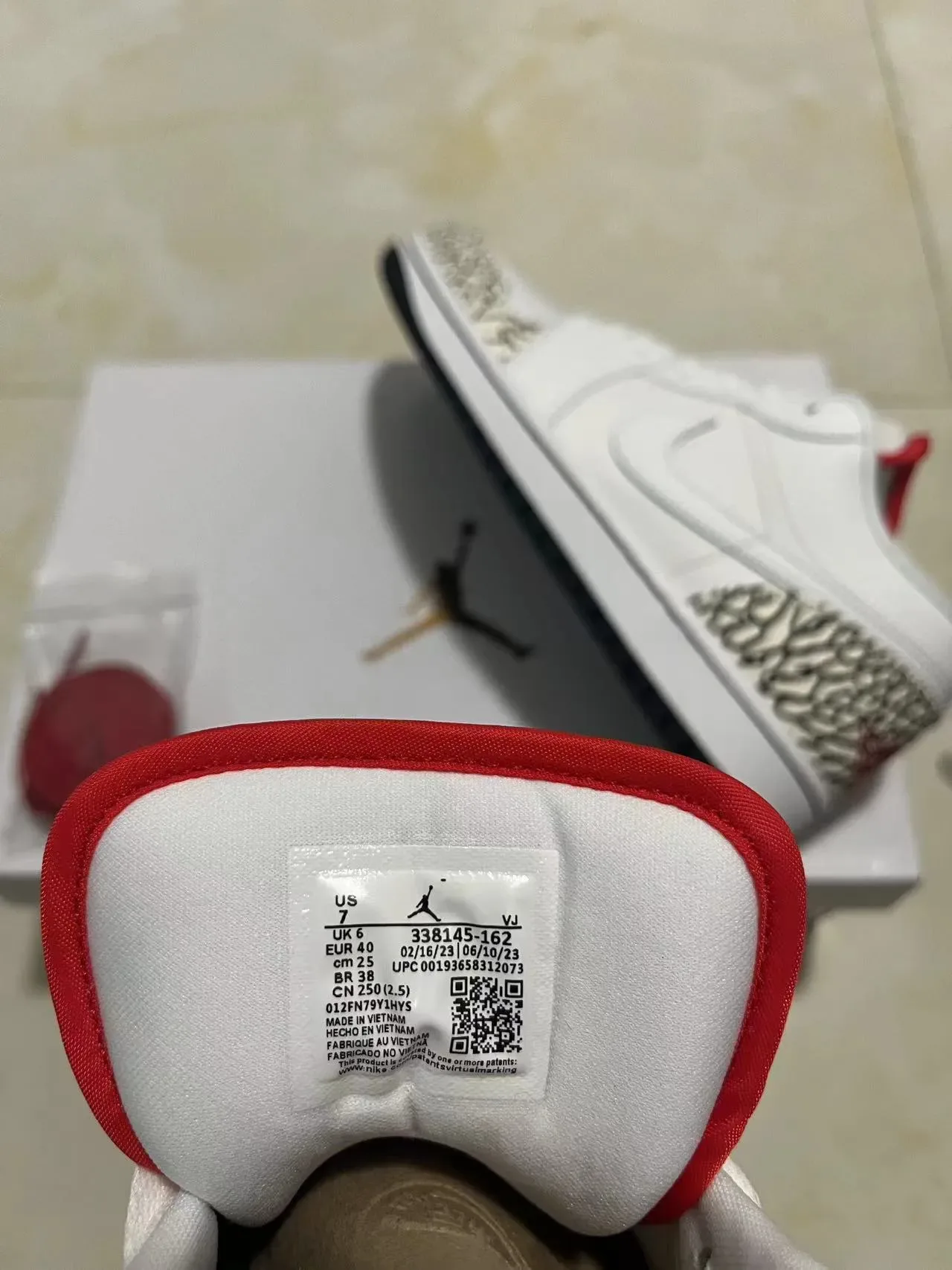 Air Jordan 1 Low Elephant Print Branco Preto Vermelho Tênis Lifestyle 9