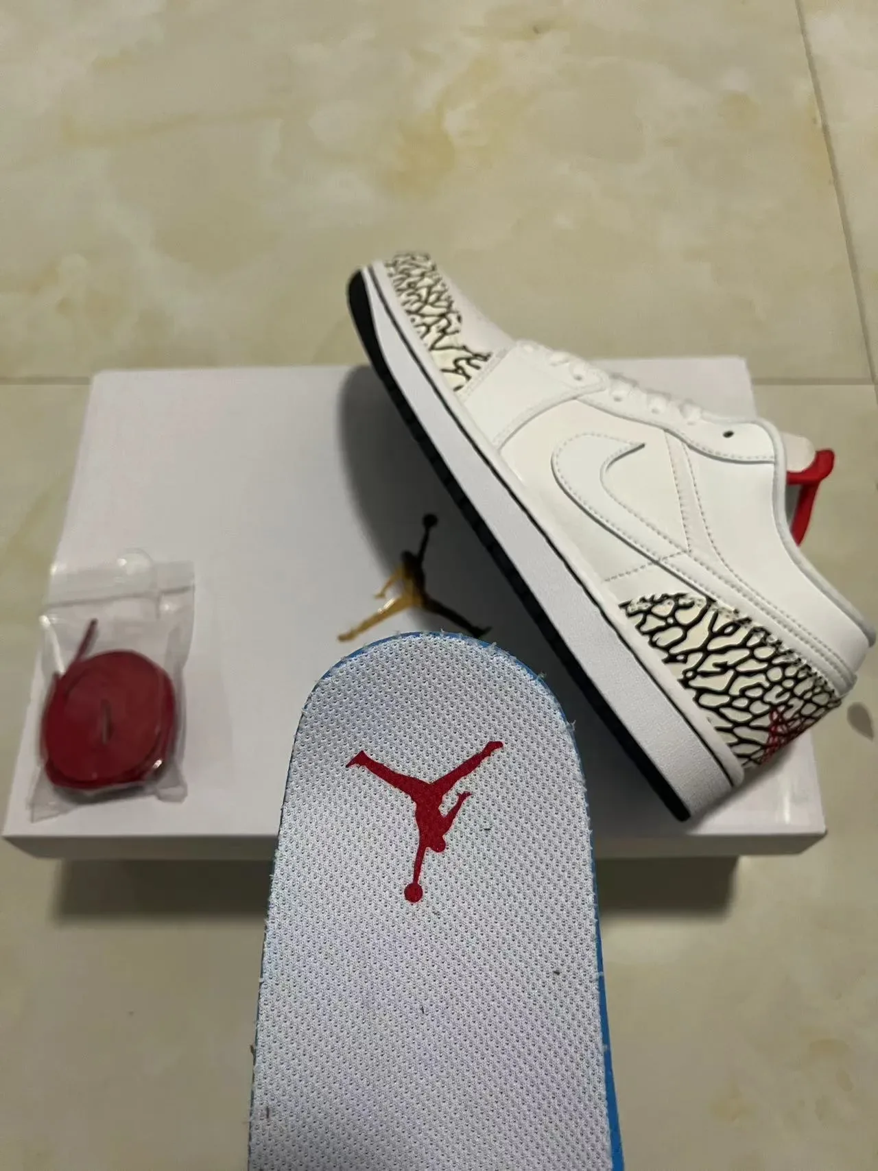 Air Jordan 1 Low Elephant Print Branco Preto Vermelho Tênis Lifestyle 10
