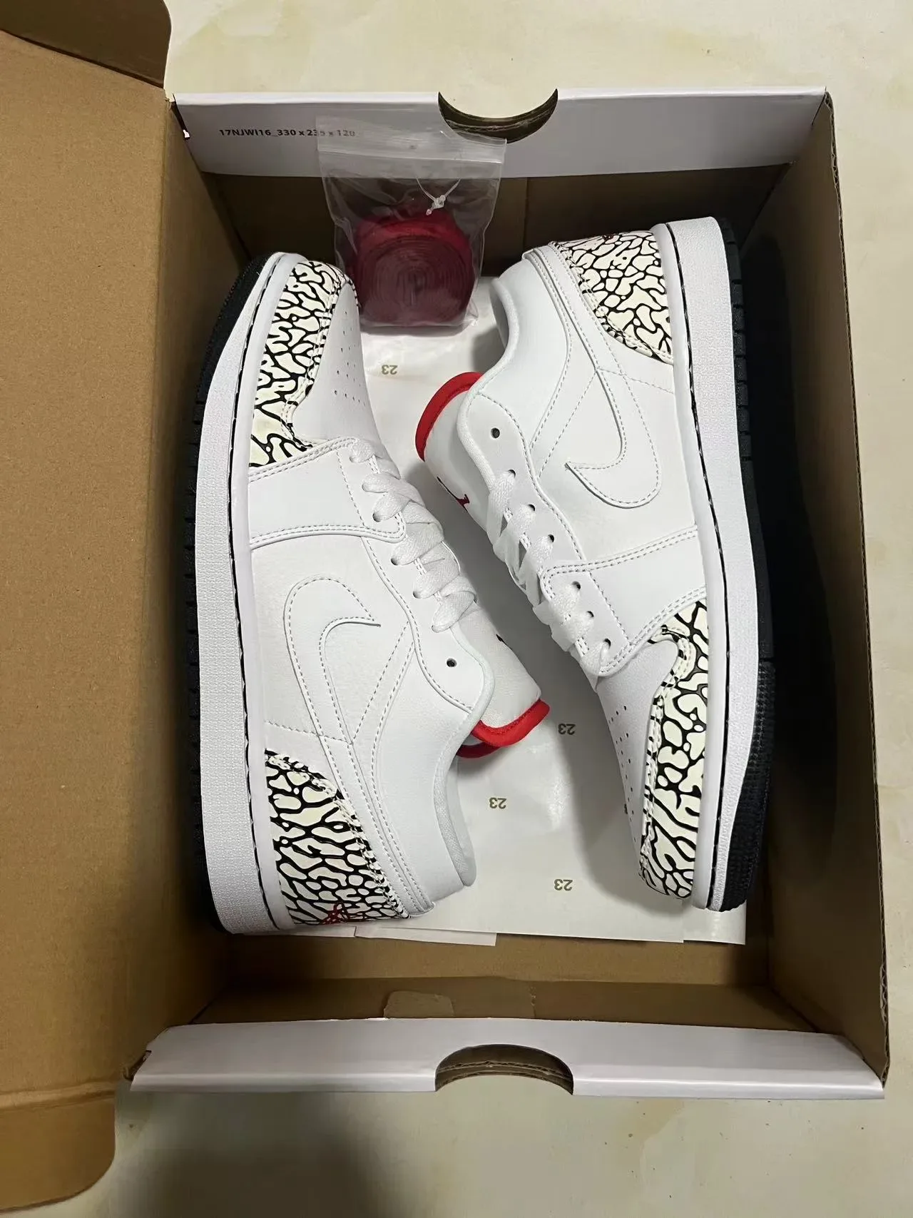 Air Jordan 1 Low Elephant Print Branco Preto Vermelho Tênis Lifestyle 11