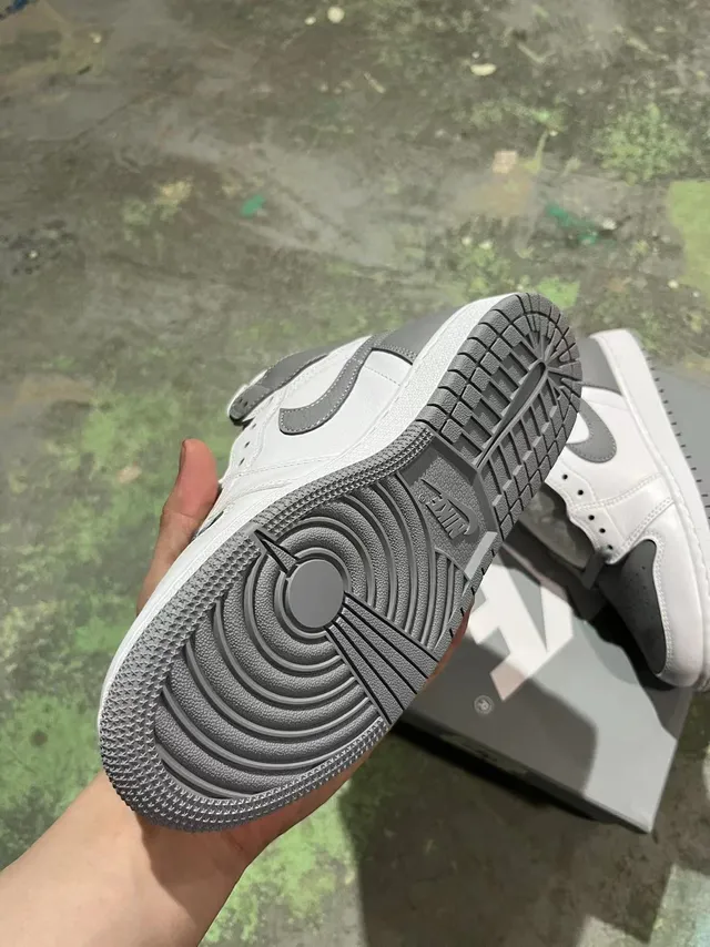 Air Jordan 1 White and Gray Leather Basketball Shoes 4
