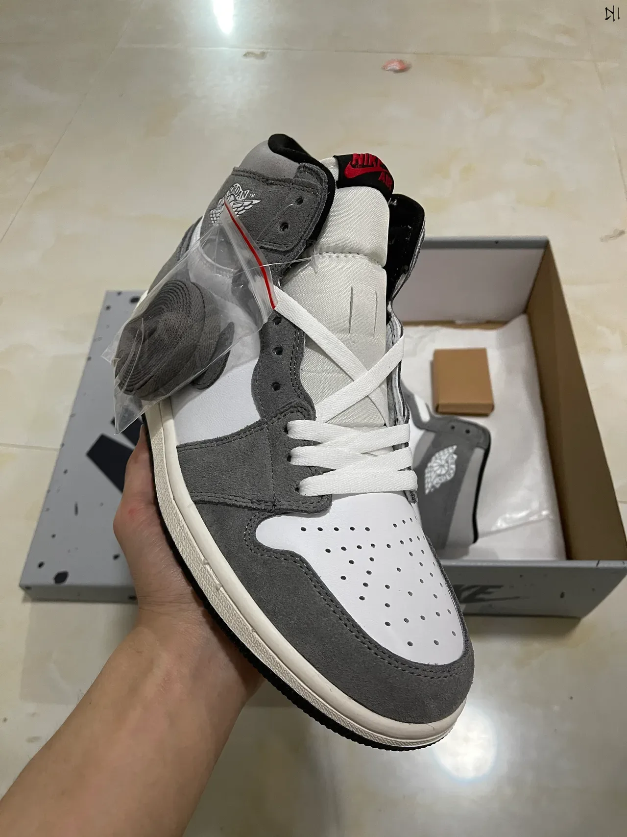Air Jordan 1 Chaussures de Basket Hautes Blanc et Gris en Daim 2
