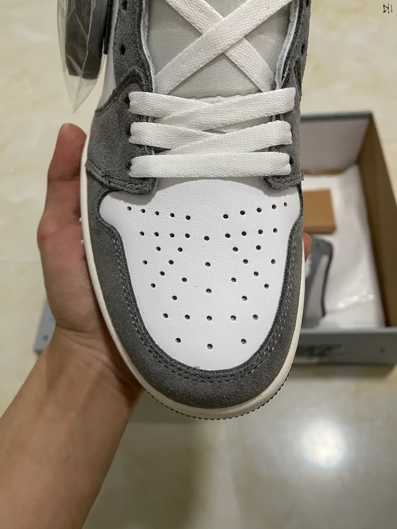 Air Jordan 1 Chaussures de Basket Hautes Blanc et Gris en Daim 3